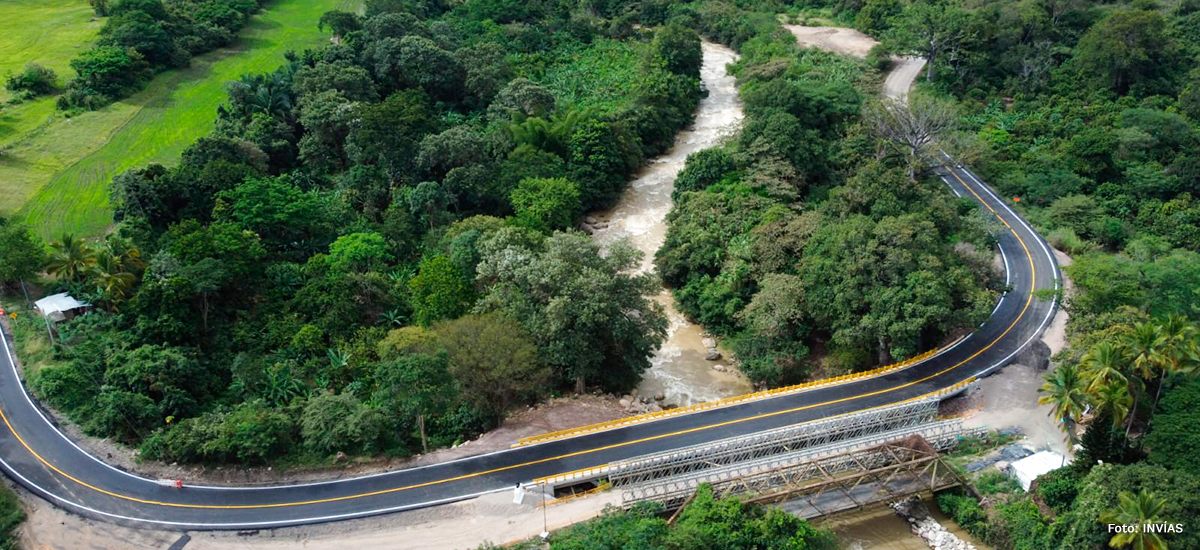 Fotografía aérea de vía junto al puente sobre el río Venado en el departamento del Huila.