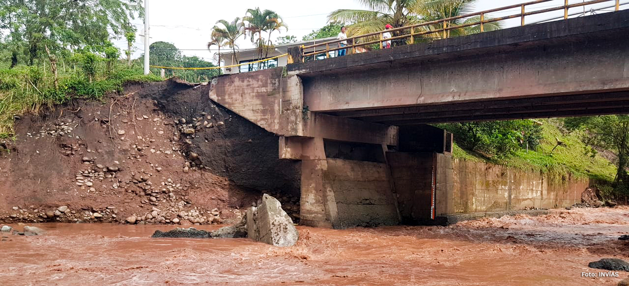 Fotografía de afectación de puente vehícular por emergencia en el corredor Cauya - Supía.