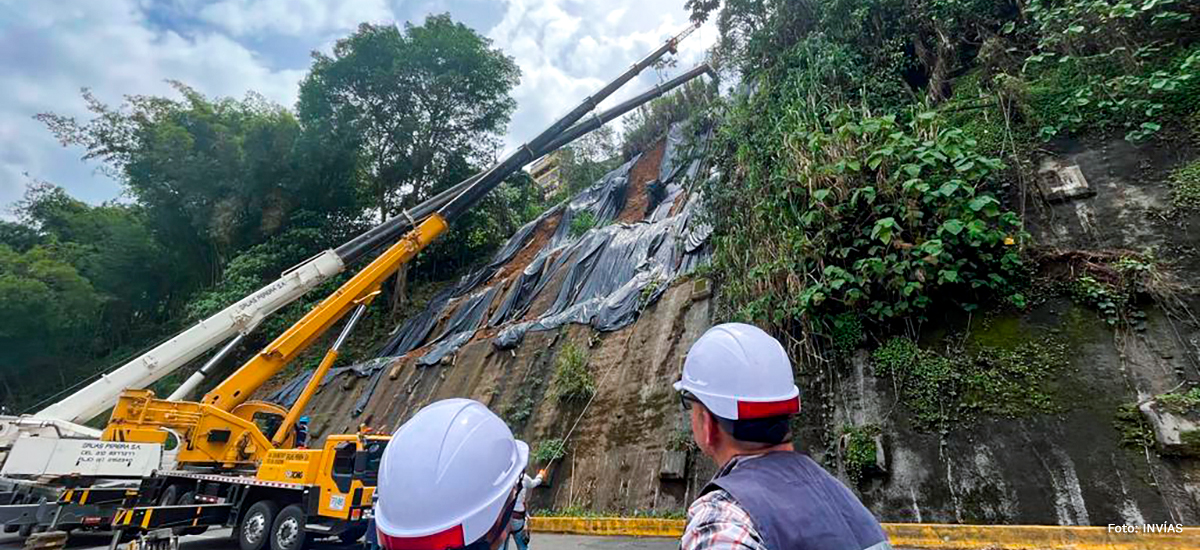 Fotografía de trabajos de mitigación y estabilización en la zona de deslizamiento del corredor La Romelia - El Pollo, en Risaralda.