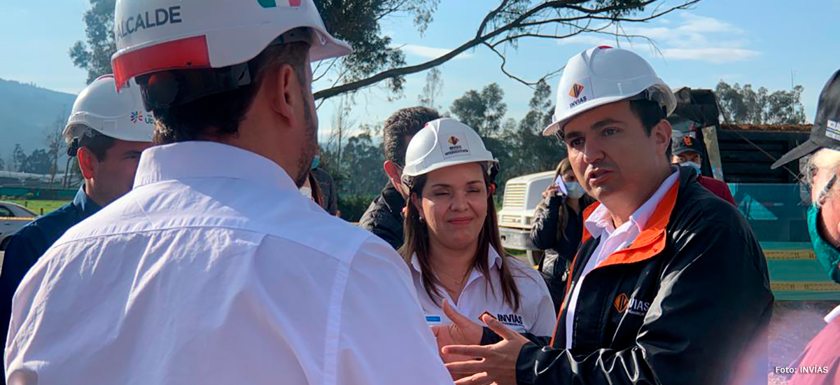 Fotografía del director General del INVÍAS, Juan Esteban Gil en la inspección la construcción de la Ruta de Los Comuneros.