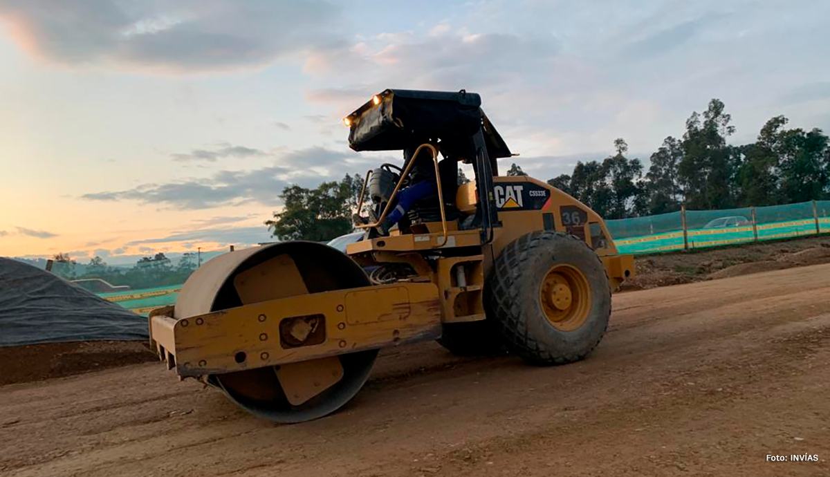 Fotografía de maquinaria pesada que sirve en la construcción de la Ruta de Los Comuneros.