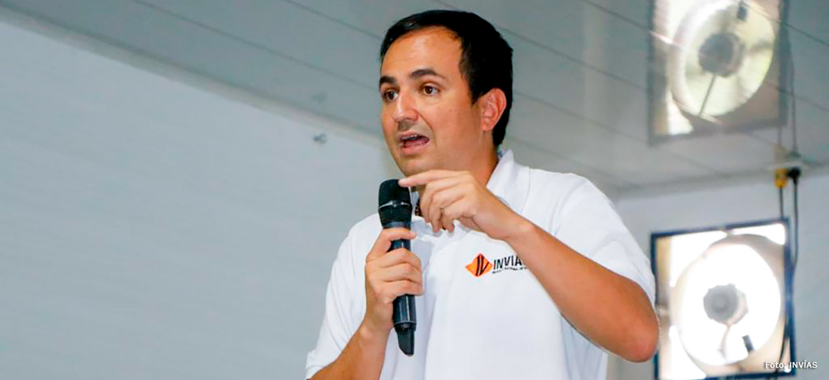 Fotografía del director general del INVÍAS, Juan Esteban Gil acompañado de su grupo de trabajo durante su participación en la reunión de análisis técnico.