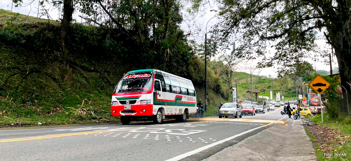 Fotografía de tránsito vehicular en vía del departamento de Risaralda.