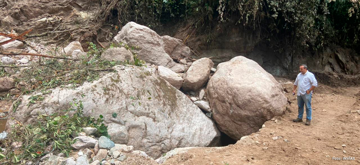 Fotografía de deslizamiento de rocas en la vía Los Curos - Málaga.