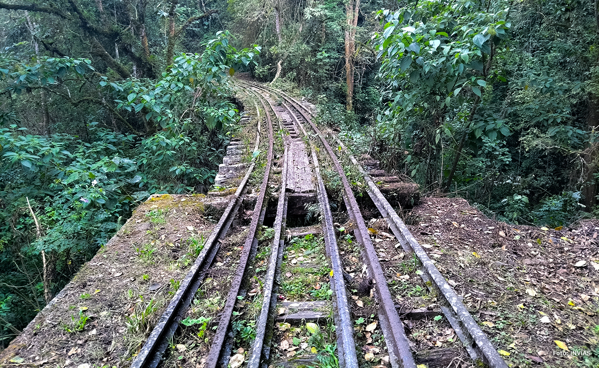 Fotografía de corredor férreo inactivo en el país.