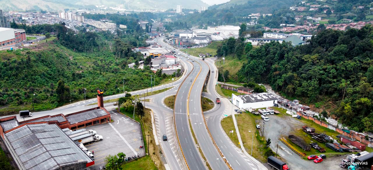 Fotografía aérea del tránsito vehicular de la Variante de Manizales.