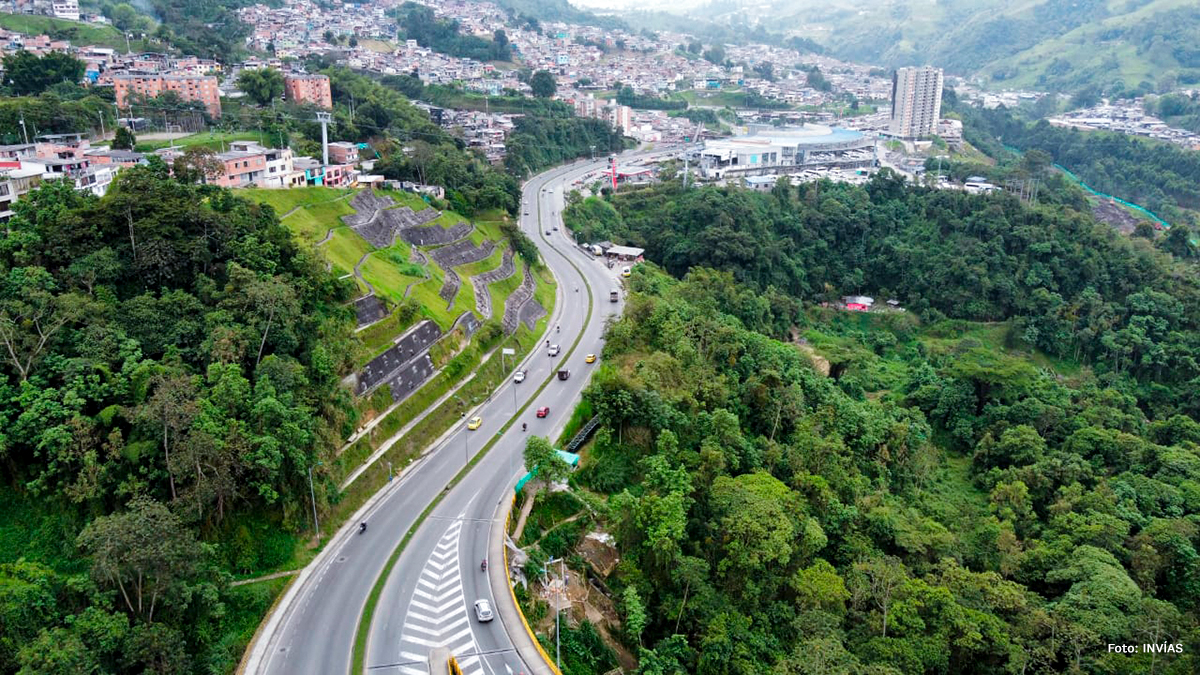 Fotografía aérea del tránsito vehicular de la Variante de Manizales.