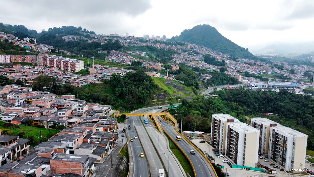Fotografía aérea del tránsito vehicular de la Variante de Manizales.