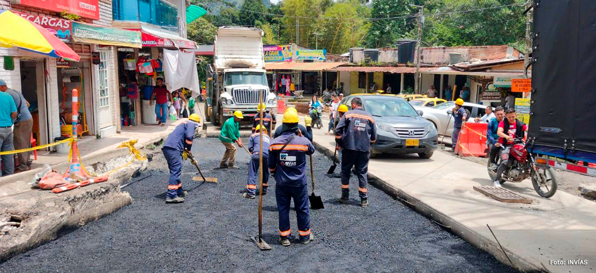 Fotografía de trabajos adelantados por el Invías en la construcción de la transversal del Carare y el flujo vehicular habilitado.