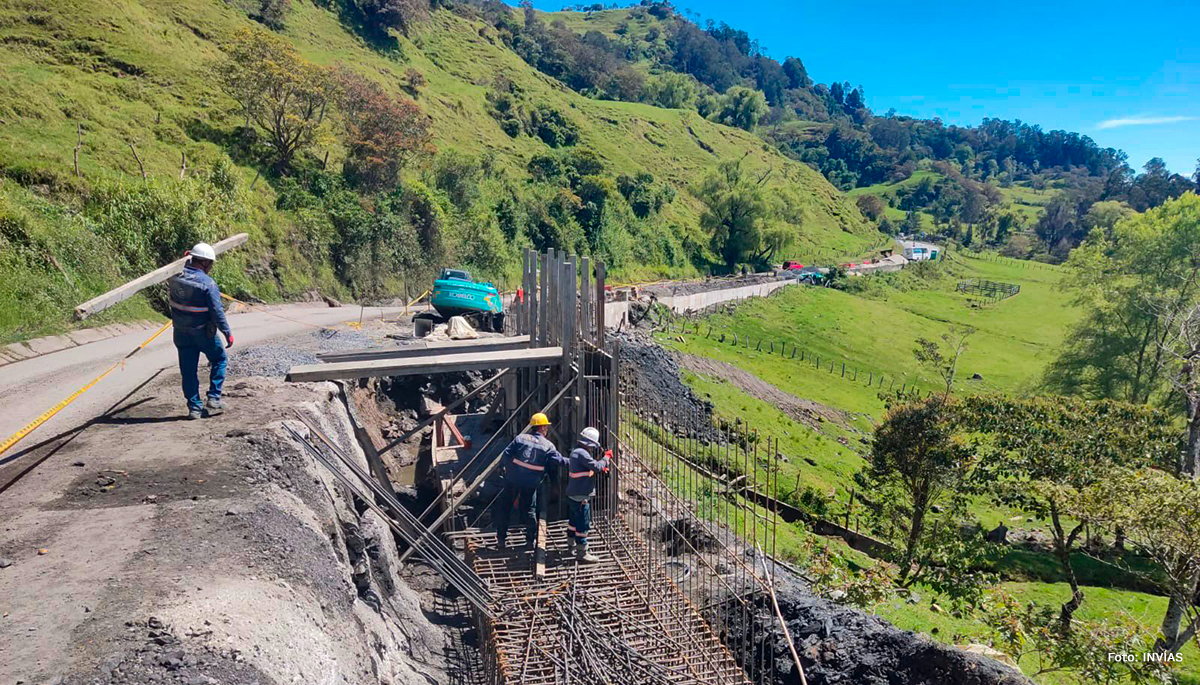 Fotografía de trabajos adelantados por el Invías en la construcción de la transversal del Carare.