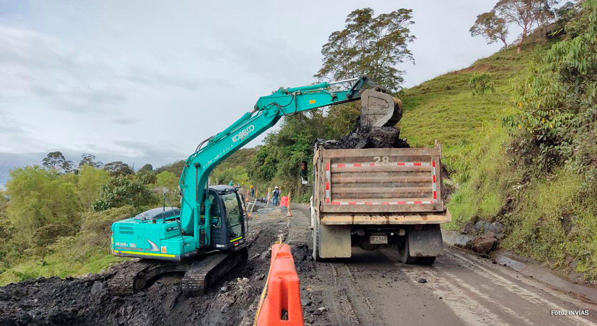 Fotografía de trabajos adelantados por el Invías en la construcción de la transversal del Carare.