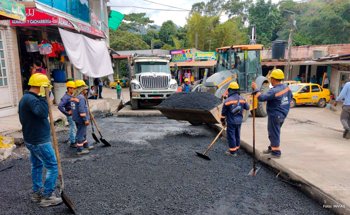 Fotografía de trabajos adelantados por el Invías en la construcción de la transversal del Carare y el flujo vehicular habilitado.