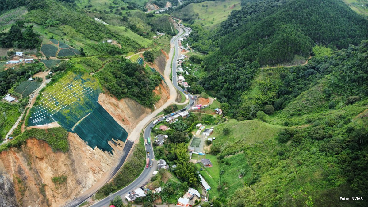 Fotografía de vías construidas por el INVÍAS en el Valle del Cauca.