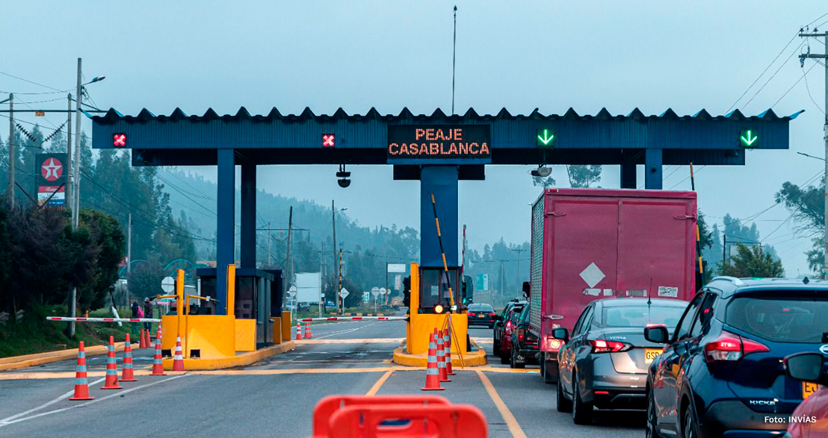 Fotografía del paso de vehículos por el peaje Casablanca, parte de la vía Zipaquirá - Ubaté.