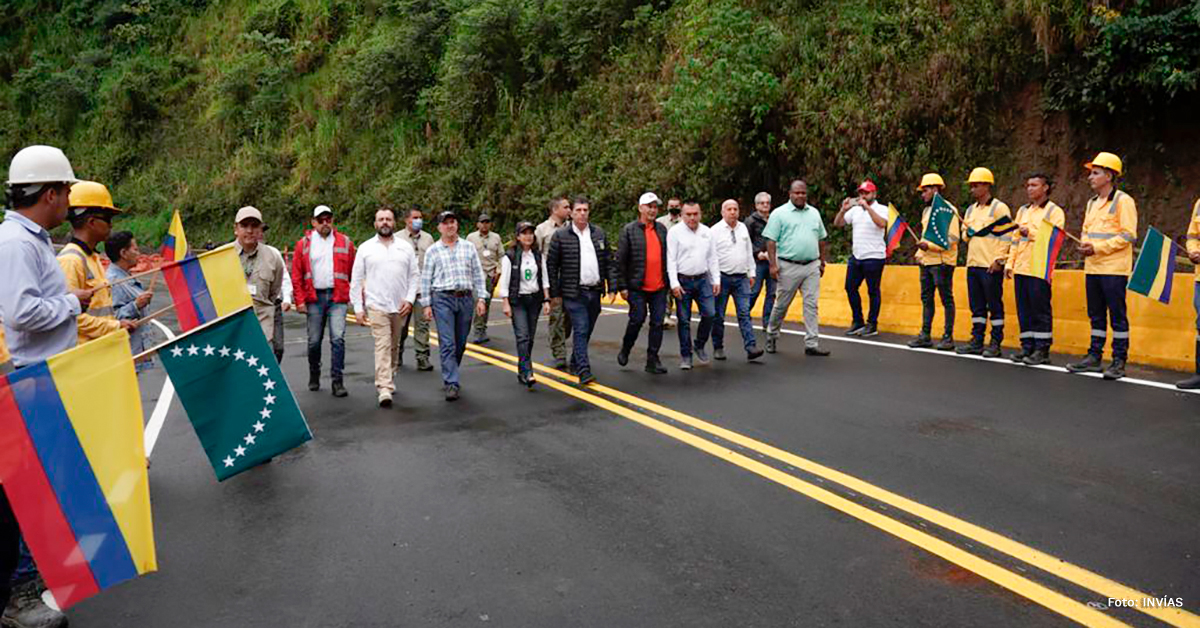 Fotografía de calle de honor hecha por trabajadores del INVÍAS al equipo de Gobierno que hizo entrega de las obras en el Chocó.