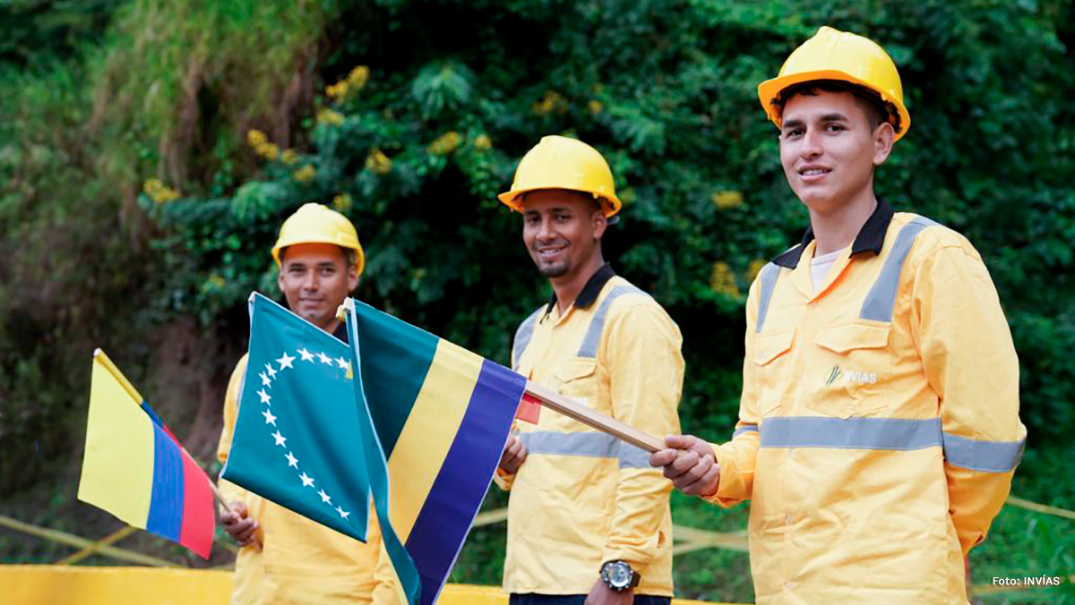 Fotografía de trabajadores del INVÍAS durante la entrega de obras en el Chocó.