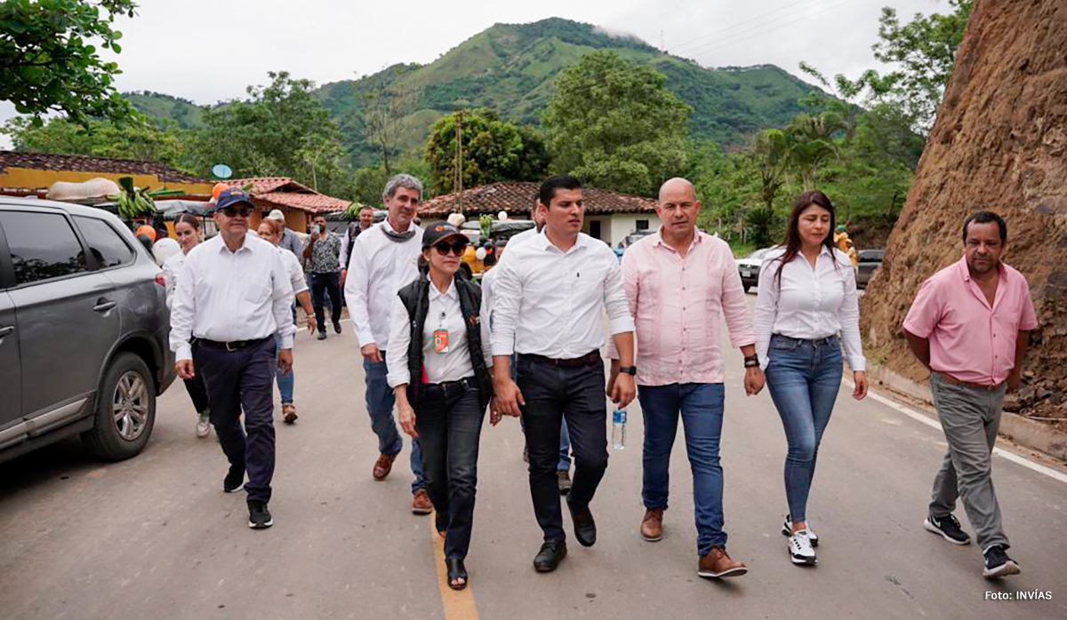 Fotografía de la delegación del Gobierno en entrega de la vía Irra - Quinchía en el departamento de Risaralda.