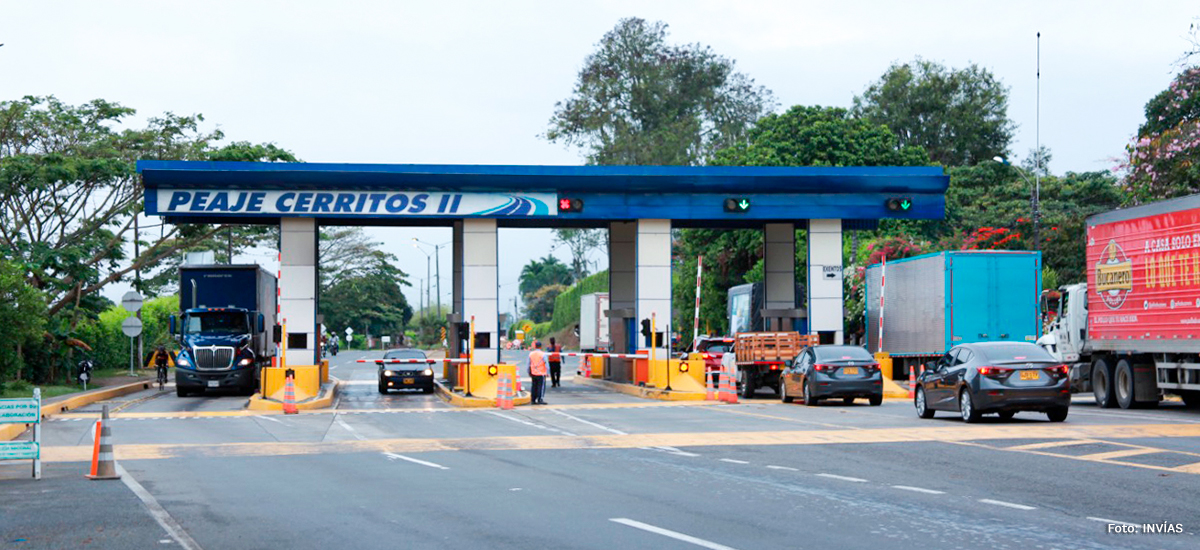 Fotografía de tránsito vehicular a través del peaje Cerritos II.