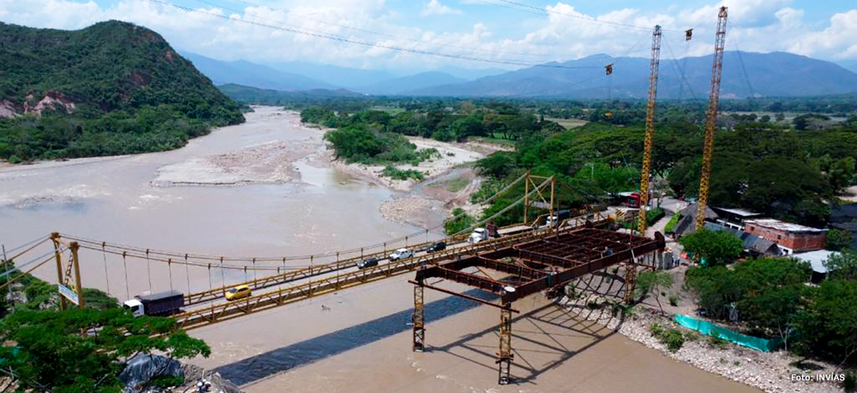 Fotografía del estado de construcción de la estructura metálixa del puente Mariano Ospina sobre el río Zulia en el departamento de Norte de Santander.