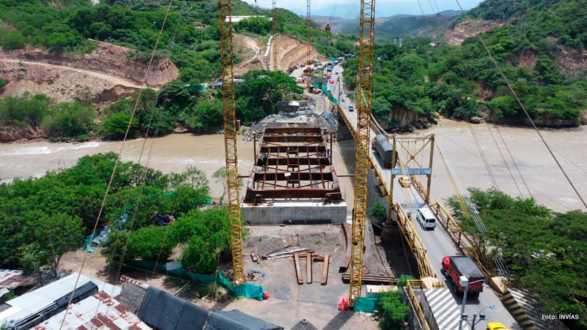 Fotografía del estado de construcción de la estructura metálixa del puente Mariano Ospina sobre el río Zulia en el departamento de Norte de Santander.
