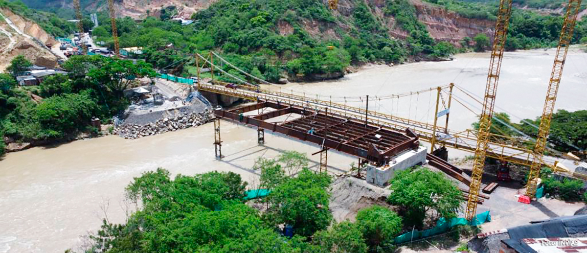 Fotografía del estado de construcción de la estructura metálixa del puente Mariano Ospina sobre el río Zulia en el departamento de Norte de Santander.