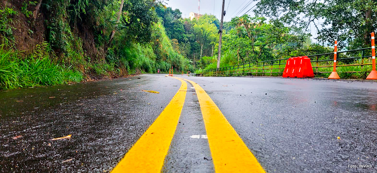 Fotografía de la doble calzada Armenia - Calarcá en el departamento del Quindío.