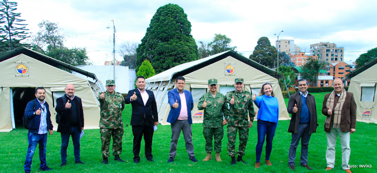 Fotografía de la Secretaria General del INVÍAS, Catalina Téllez Posada junto a su equipo de trabajo y miembros de las fuerzas militares durante la entrega de las carpas de despliegue rápido.