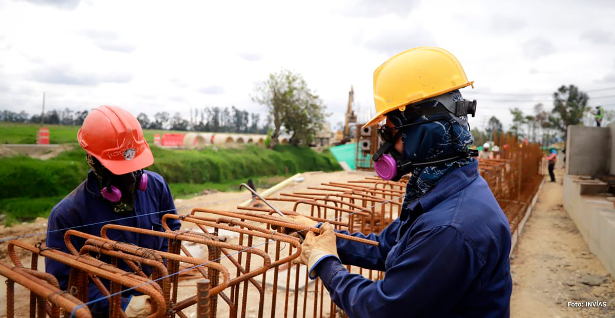 Fotografía de trabajadores del INVÍAS en labores de construcción de vías.