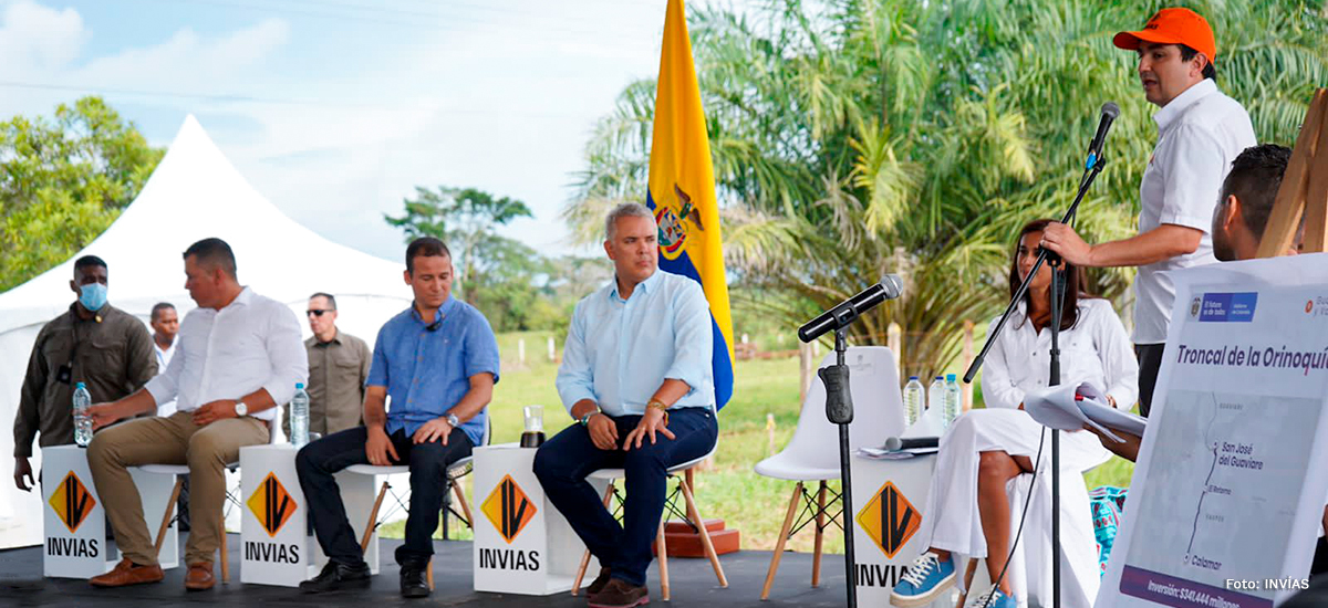 Fotografía de la intervención del Director General del INVÍAS, Juan Esteban Gil durante la puesta en servicio del segmento de vía de la Troncal de la Orinoquía.