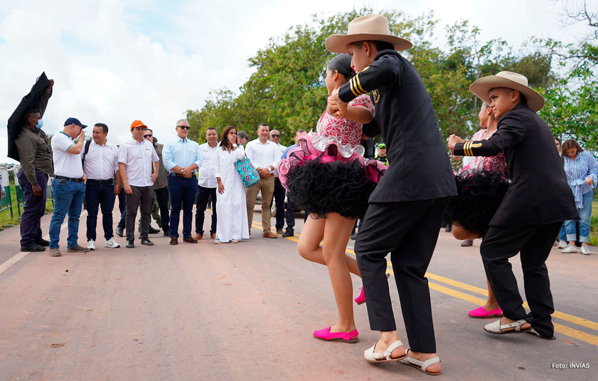 Fotografía de niños en baile típico de la región durante la puesta en servicio del segmento de vía de la Troncal de la Orinoquía.