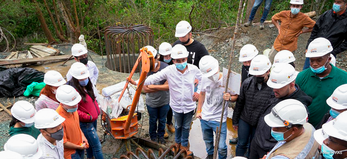Fotografía del director general del INVÍAS, Juan Esteban Gil durante su muestra de proyectos estratégicos del país a estudiantes de la Universidad de Antioquia.