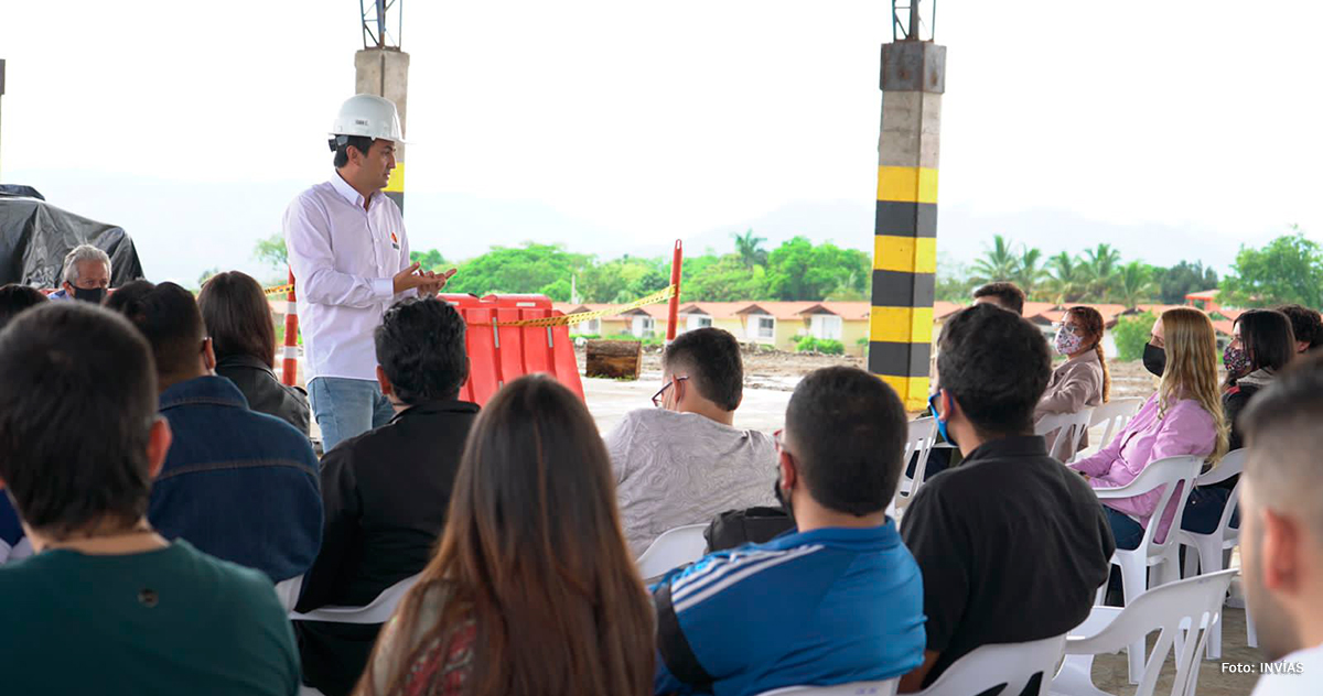 Fotografía del Director General del INVÍAS, Juan Estaban Gil Chavarría en la primera visita del programa Del Aula a la Obra, enseñando a estudiantes.