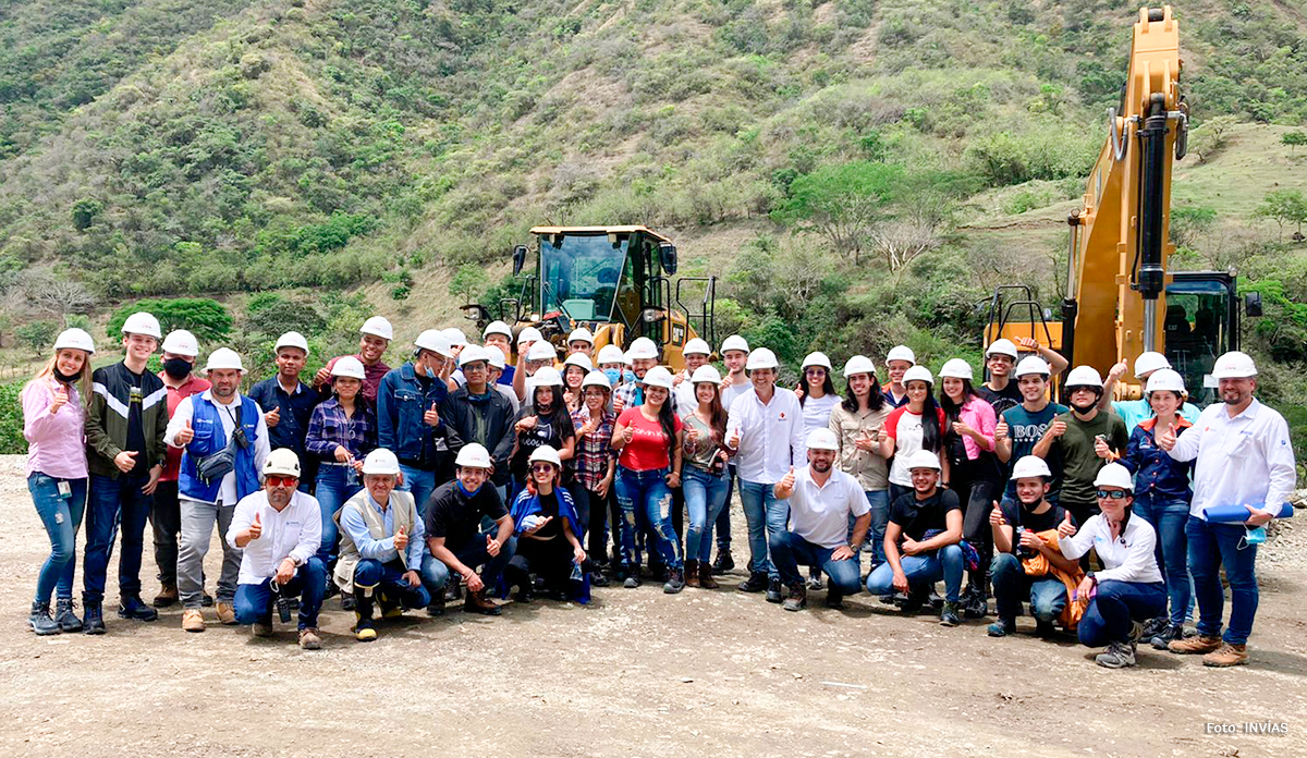 Fotografía de los estudiantes que acompañaron al Director General del INVÍAS, Juan Estaban Gil Chavarría en la primera visita del programa Del Aula a la Obra.
