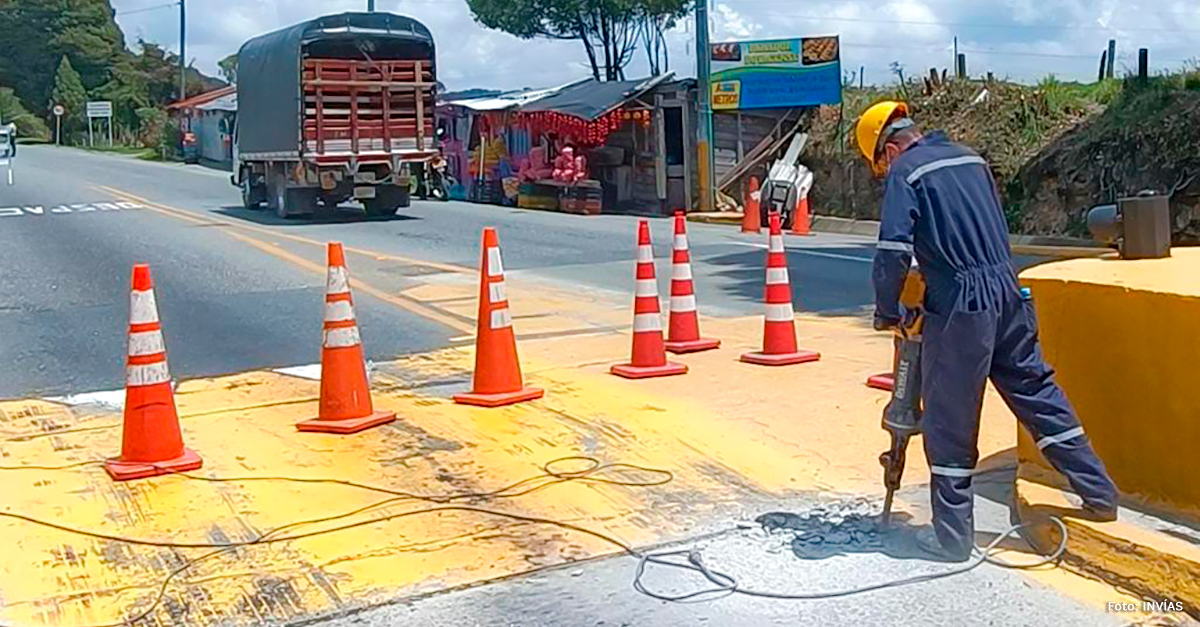 Fotografía de trabajadores del INVÍAS listos para la puesta en marcha de la vía Los Llanos - Tarazá.