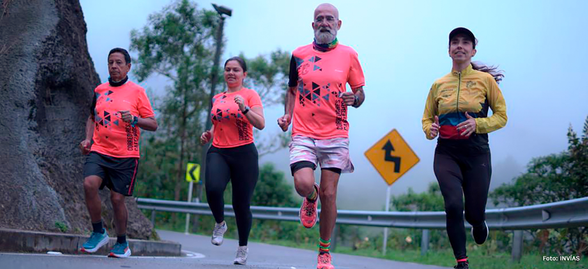 Fotografía de algunos participantes en la Media Maratón Túnel de La Línea.