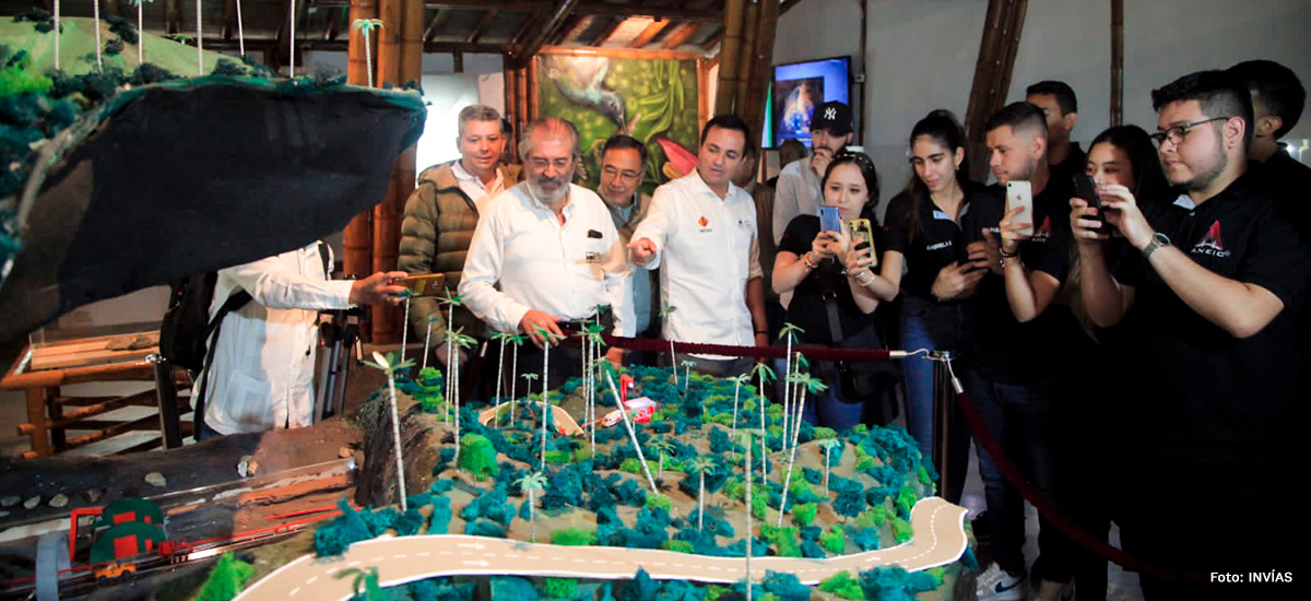 Fotografía del Director General del INVÍAS, Juan Esteban Gil durante su guía a los asistentes en la puesta en servicio del museo del túnel de La Línea.