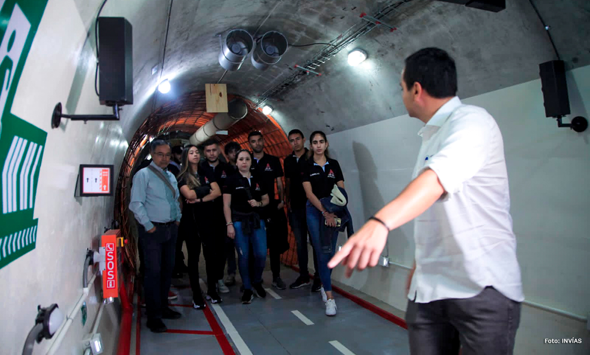 Fotografía del Director General del INVÍAS, Juan Esteban Gil durante sus explicaciones dentro del museo del túnel de La Línea.