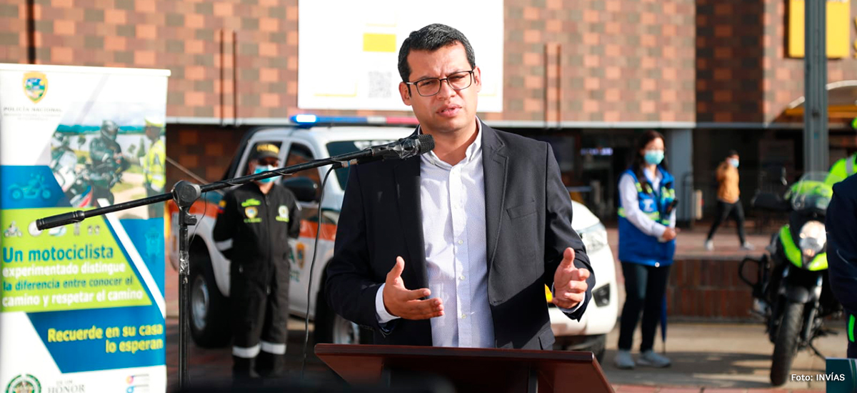 Fotografía del Director Técnico y de Estructuración del INVÍAS, Guillermo Toro Acuña durante su intervención en la presentación de la estrategia integral de seguridad vial para Semana Santa.