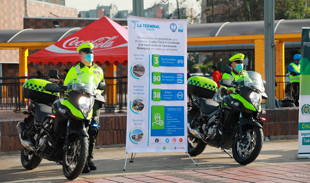 Fotografía de agentes de la Dirección Nacional de Tránsito y Transporte.