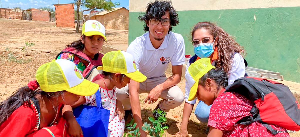 Fotografía de personal del INVÍAS en su integración con los niños de la Institución Educativa Integral Rural Indígena Camino Verde, en La Guajira.