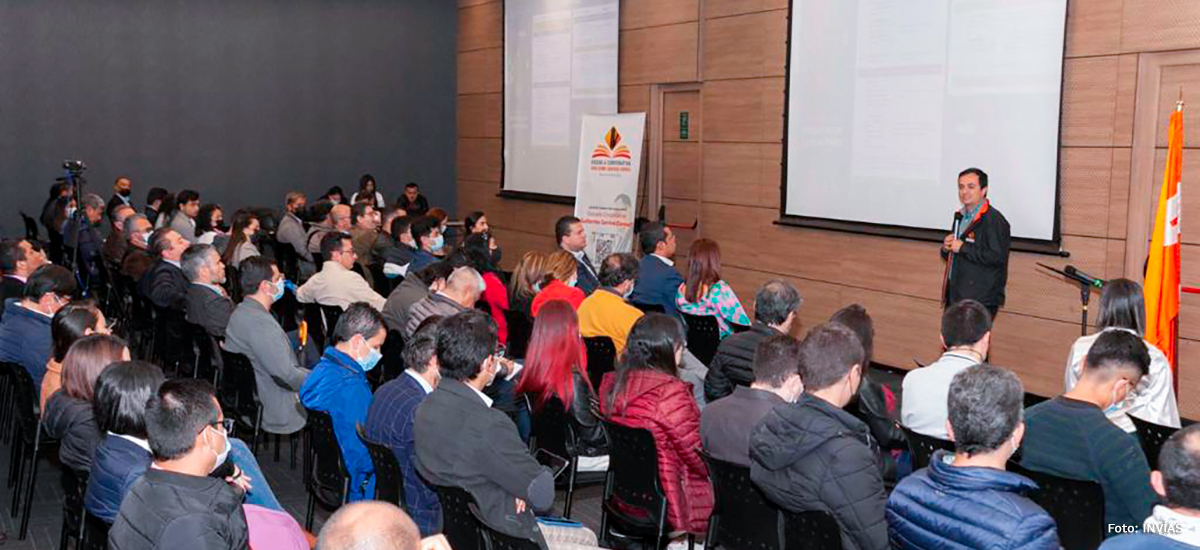 Fotografía del Director General del INVÍAS, Juan Esteban Gil durante su intervención en el X Foro INVÍAS: Sistemas de Gestión de Infraestructura y Activos Viales.