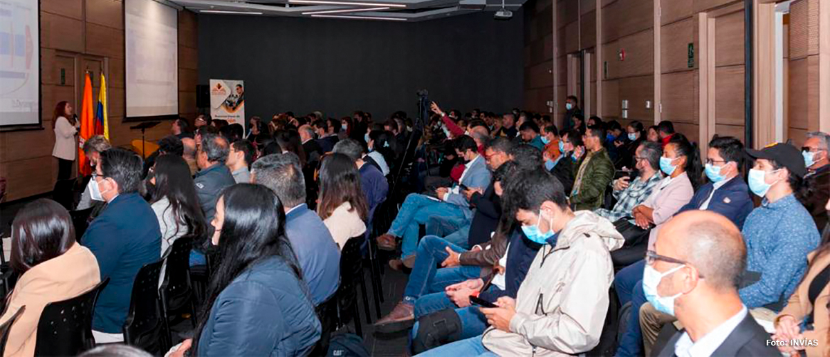 Fotografía de asistentes al X Foro INVÍAS: Sistemas de Gestión de Infraestructura y Activos Viales.