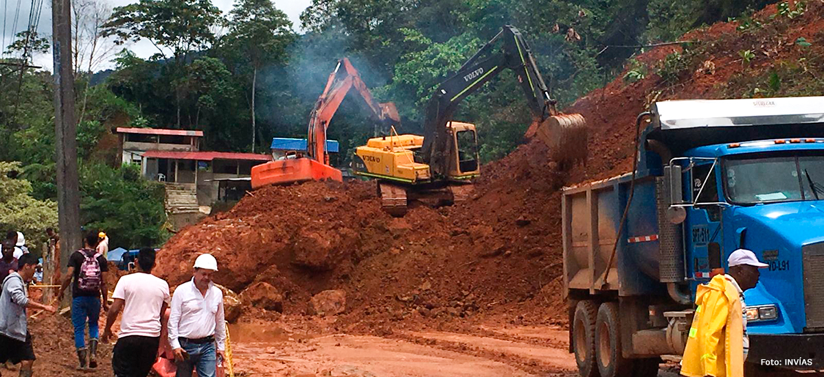 Fotografía de trabajos en maquinaria operada por trabajadores del INVÍAS en la remoción de material de derrumbe en el corredor Buga - Buenaventura.