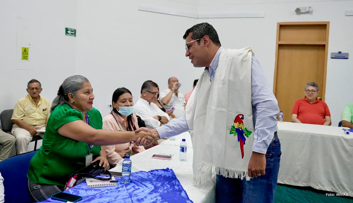 Fotografía del Director General (E) del INVÍAS, Guillermo Toro Acuña saludando a los participantes de la mesa de diálogo en el Caquetá.