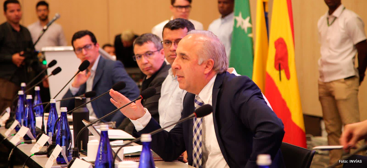 Fotografía del Ministro de Transporte, Guillermo Reyes durante su intervención en el evento y a su lado, el Director General (E) del INVÍAS, Guillermo Toro Acuña.