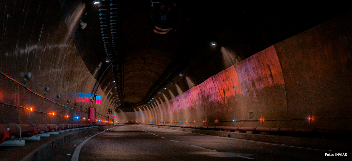 Fotografía del interior del túnel de La Línea, parte del Cruce de la Cordillera Central.