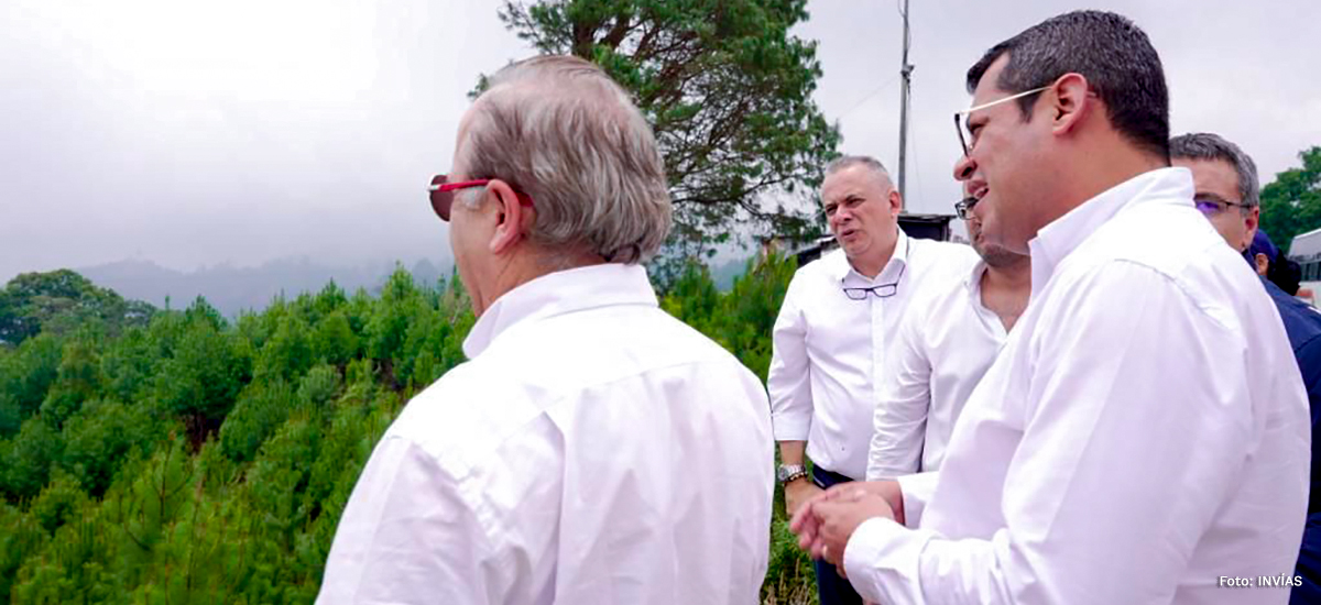 Fotografía del Director General (E) del INVÍAS, Guillermo Toro Acuña y el Ministro de Transporte, Guillermo Francisco Reyes González, durante su visita a obras en los departamentos de Quindío y Tolima.