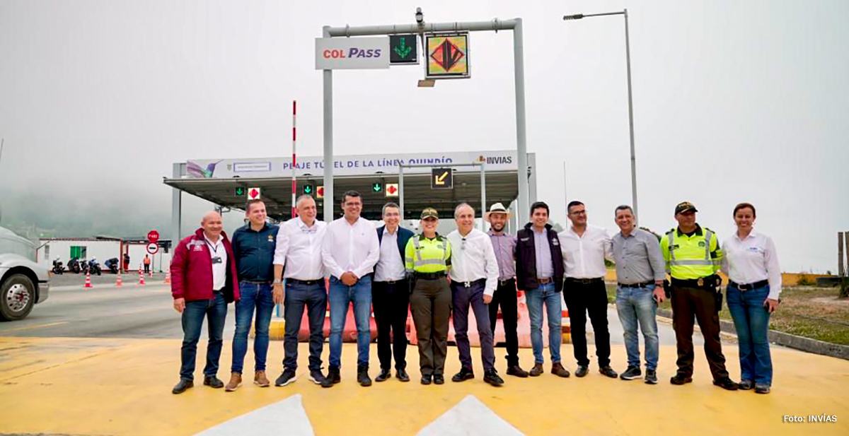 Fotografía de la comitiva de gobierno liderada por el Ministro de Transporte, Guillermo Francisco Reyes González, durante su visita a obras en los departamentos de Quindío y Tolima.