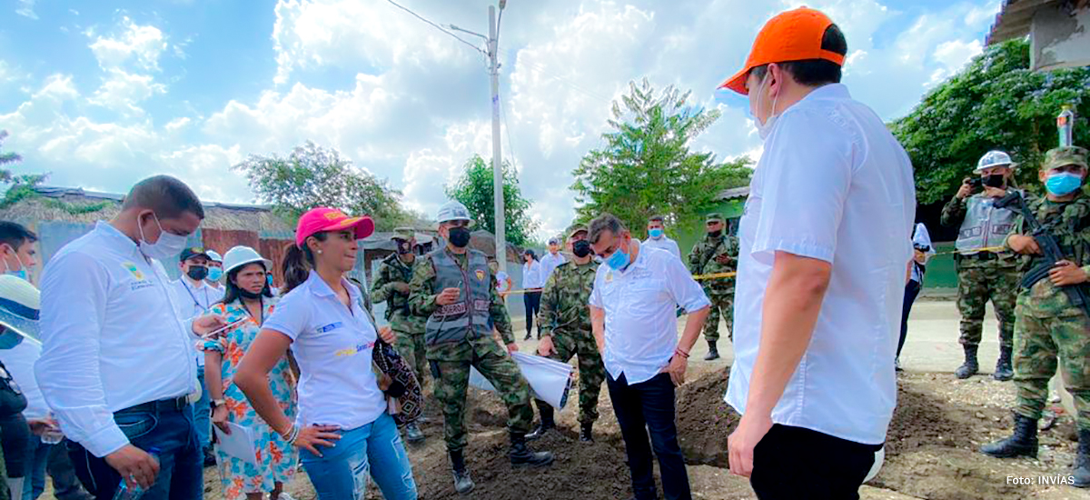 Fotografía del Director General del INVÍAS, Juan Esteban Gil Chavarría durante su visita al municipio a El Salado.