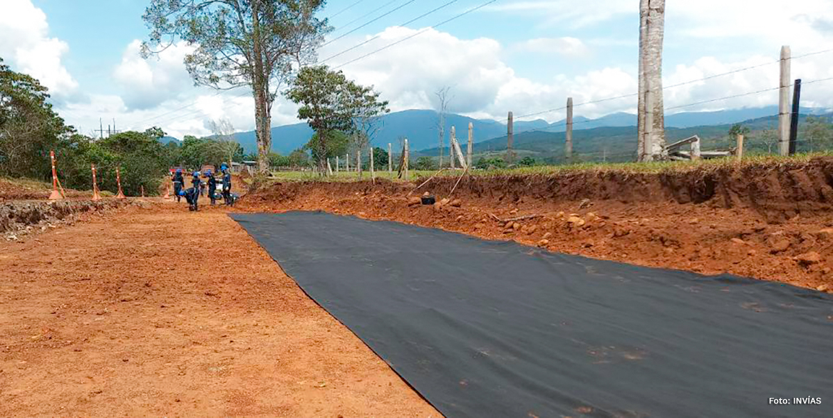 Fotografía de obras de construcción de carretera en la Transversal La Macarena.